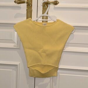 Wilfred Aritzia size xs butter yellow crop top